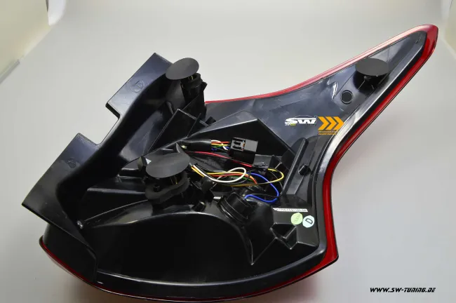 SW-Celi LED Rückleuchten für Ford Focus Mk3 CB8 DYB 11-15 5Türer-Fließheck Lightbar red